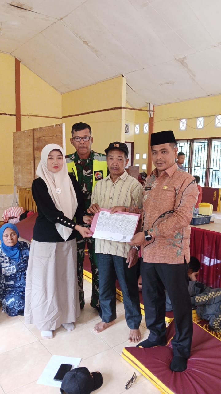 UKL Capil Bayang Utara Serahkan Dokumen Kependudukan Kepada Korban Banjir di Nagari Puluik-Puluik
