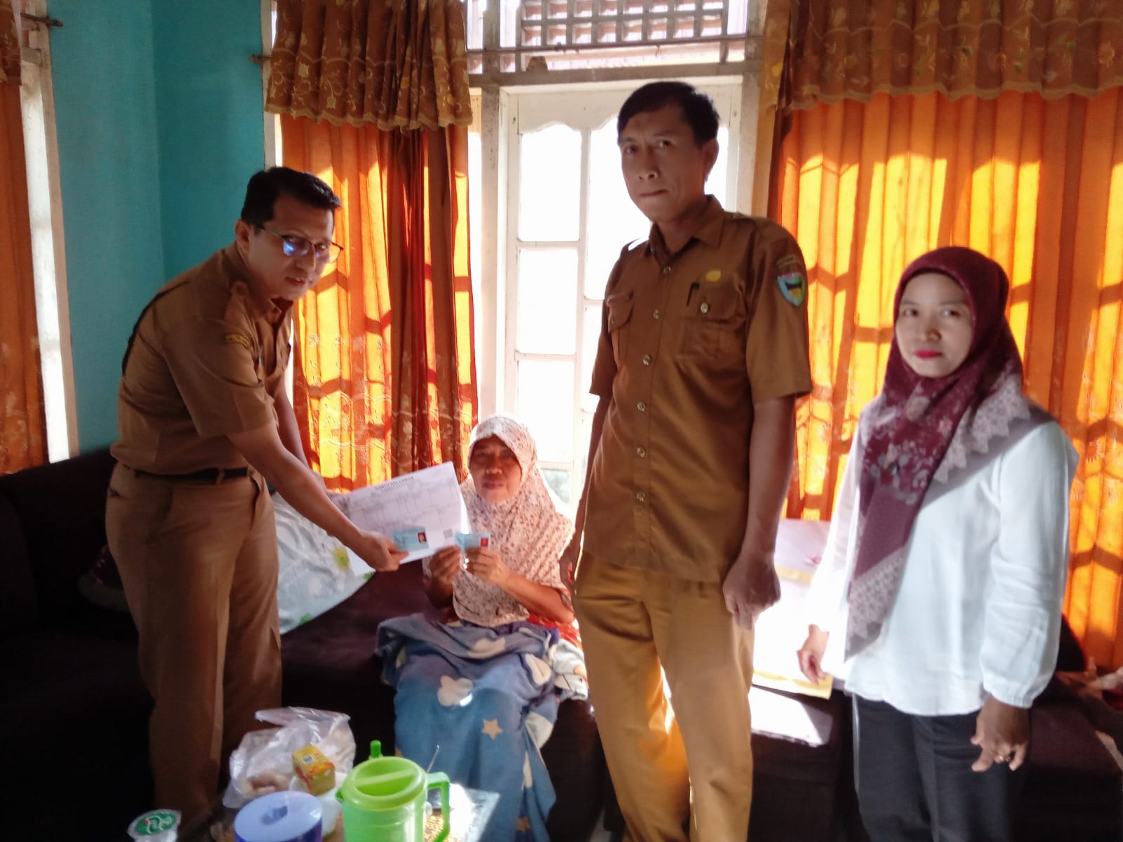 Kepala Dinas Dukcapil Pesisir Selatan Bersama Wali Nagari Salido Serahkan Dokumen Kependudukan kepad