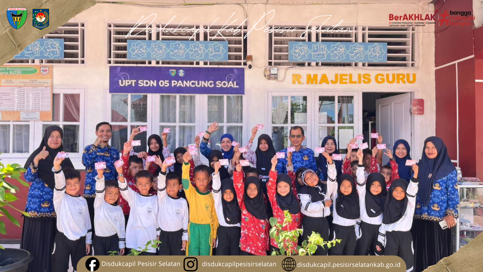 Disdukcapil Serahkan KIA kepada Siswa SDN 05 Pancung Soal