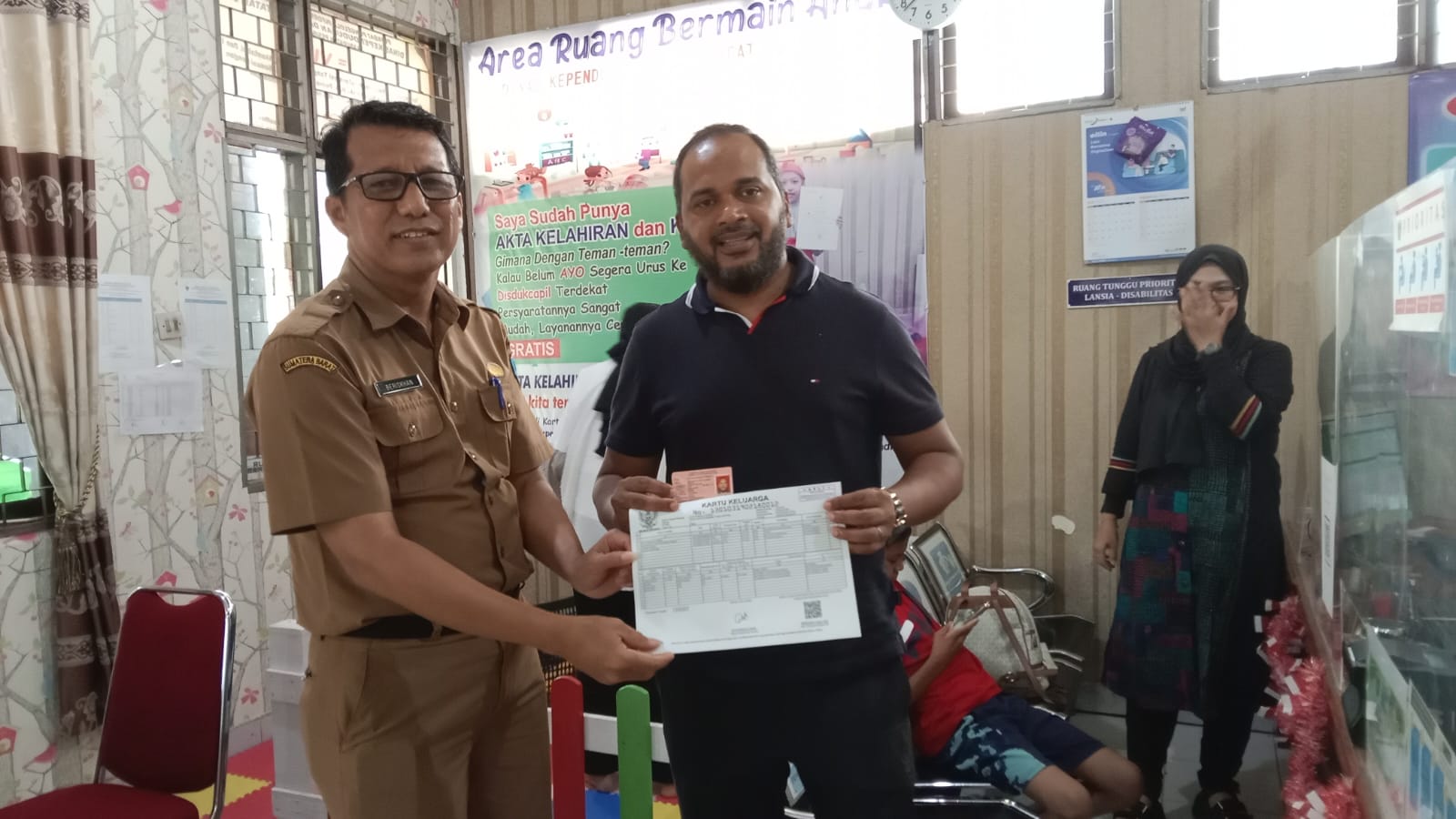 Penyerahan Kartu Keluarga dan KTP-EL Warga Negara Asing (WNA) bagi Warga Negara Asing asal Banglades