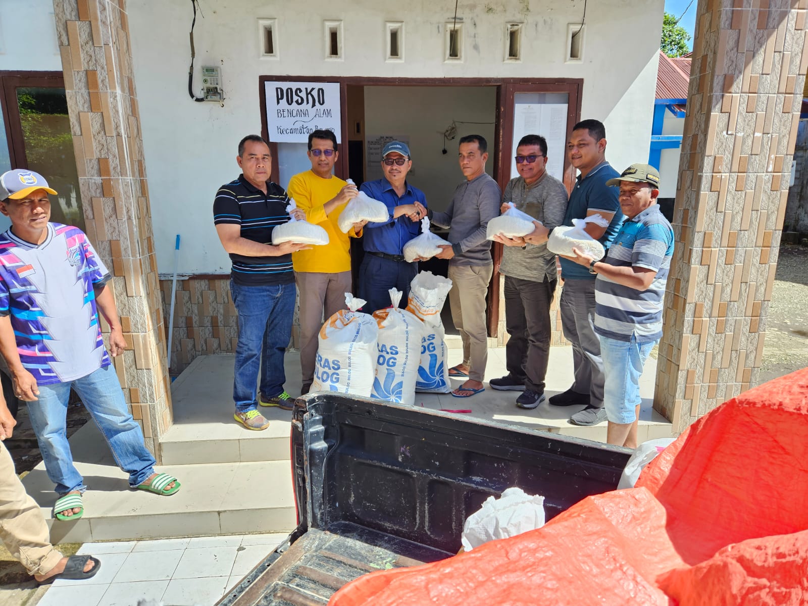 Pemerintah Kabupaten Pesisir Selatan menyerahkan bantuan berupa 1 ton beras kepada warga yang terdam