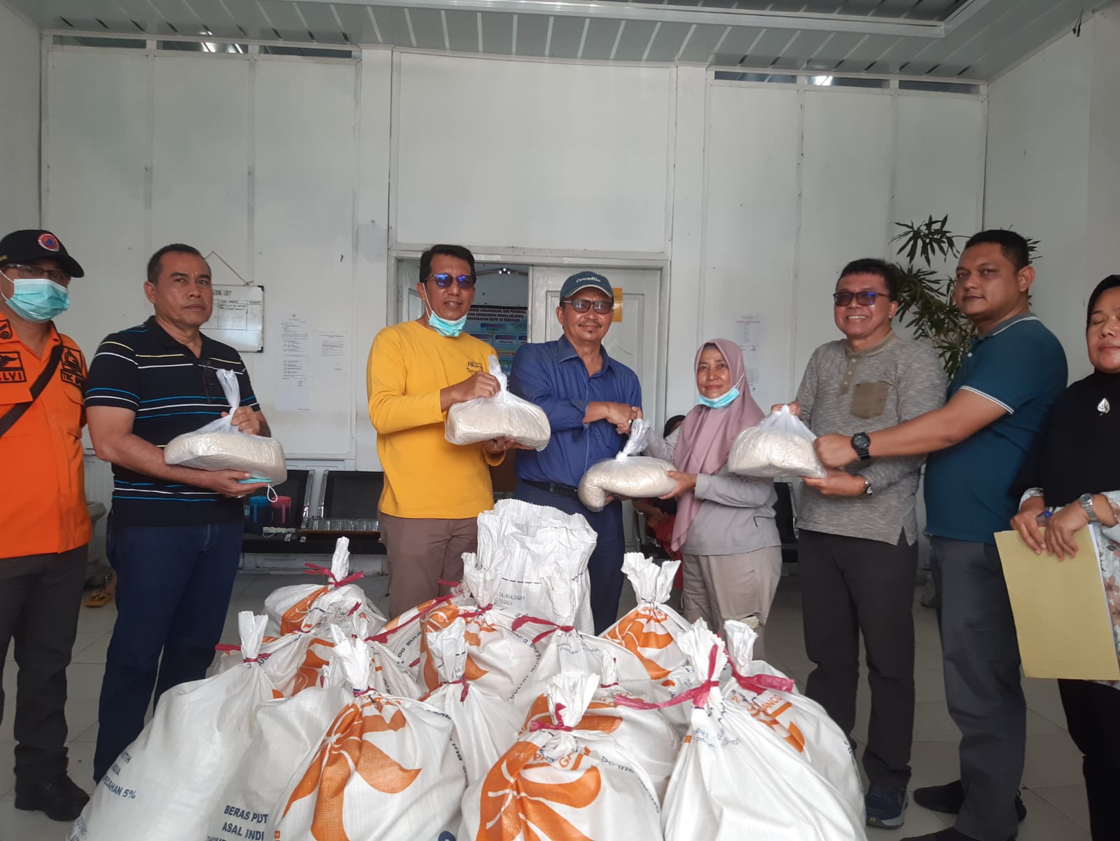 Pemerintah Kabupaten Pesisir Selatan menyerahkan bantuan berupa 1 ton beras kepada warga yang terdam